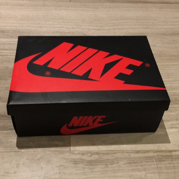 Air Jordan’s Retro 1 High Og Black and Gold - Picture 3 of 5